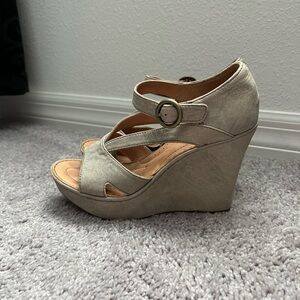 GUC Born Crown Macy’s Beige/Tan Suede Wedge Sandals 6